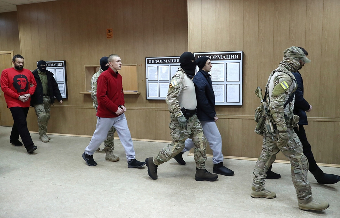 Украинские моряки остаются в России до 24 апреля. Видео