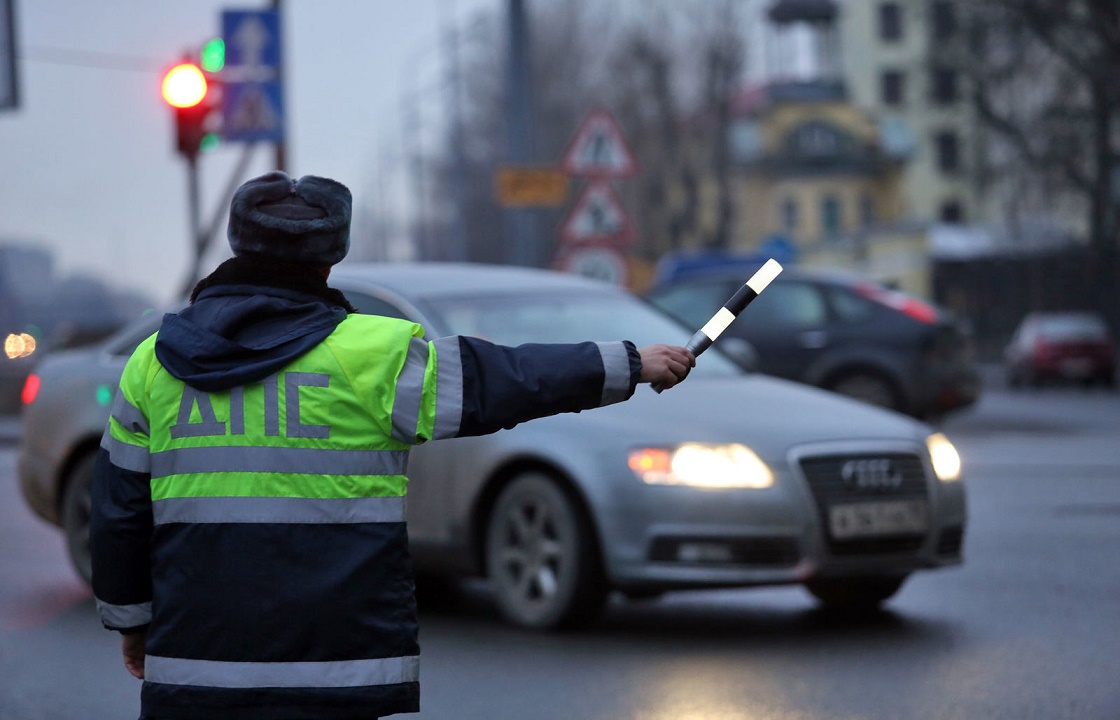 Житель Дагестана на Mercedes без номеров наехал на полицейского