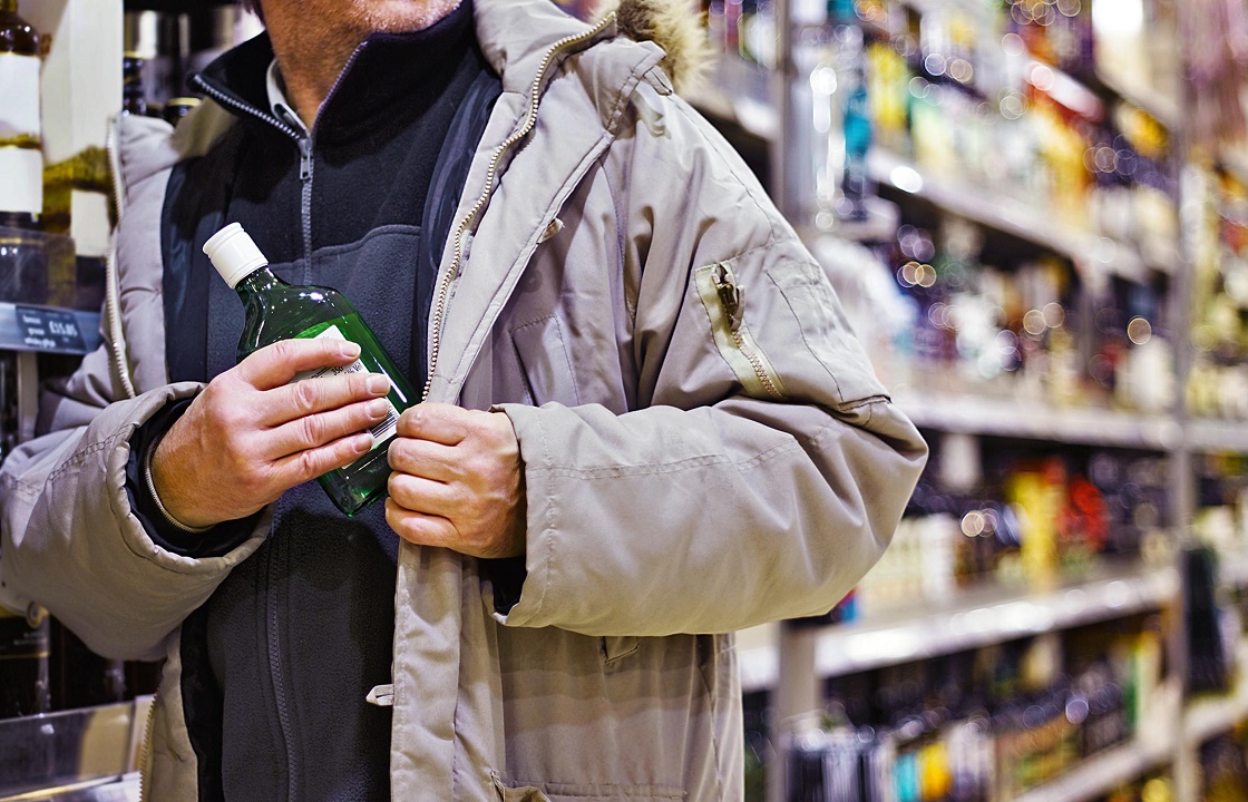 Праздник сорвался. Житель Адыгеи украл из супермаркета 15 бутылок элитного алкоголя