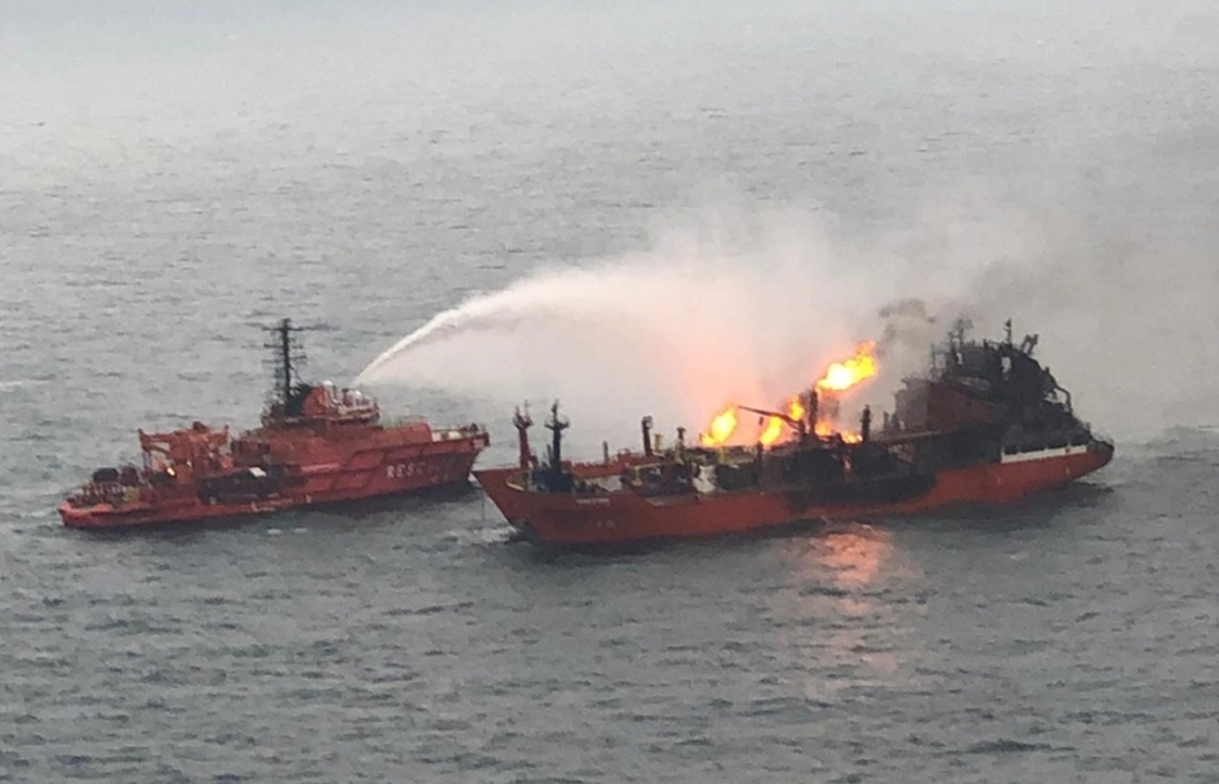 Горящий танкер в Черном море удалось остановить в 9 милях от Крыма