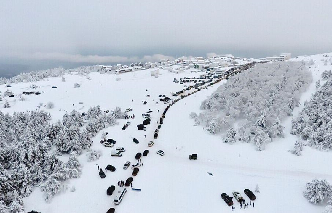 Для предотвращения снежных заторов в Крыму автомобилям ограничили движение. Видео