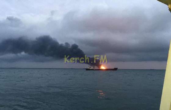 При входе в Керченский пролив загорелись два судна. Видео