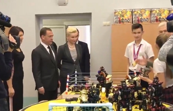 Премьер Медведев поздравил Марию с победой в боях роботов. Видео