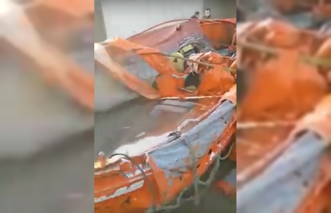 Тело моряка в шлюпке с затонувшего судна нашли в Черном море. Видео 18+