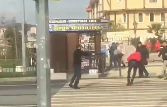 Массовая драка перед полицейскими в Сочи завершилась стрельбой и задержанием. Видео