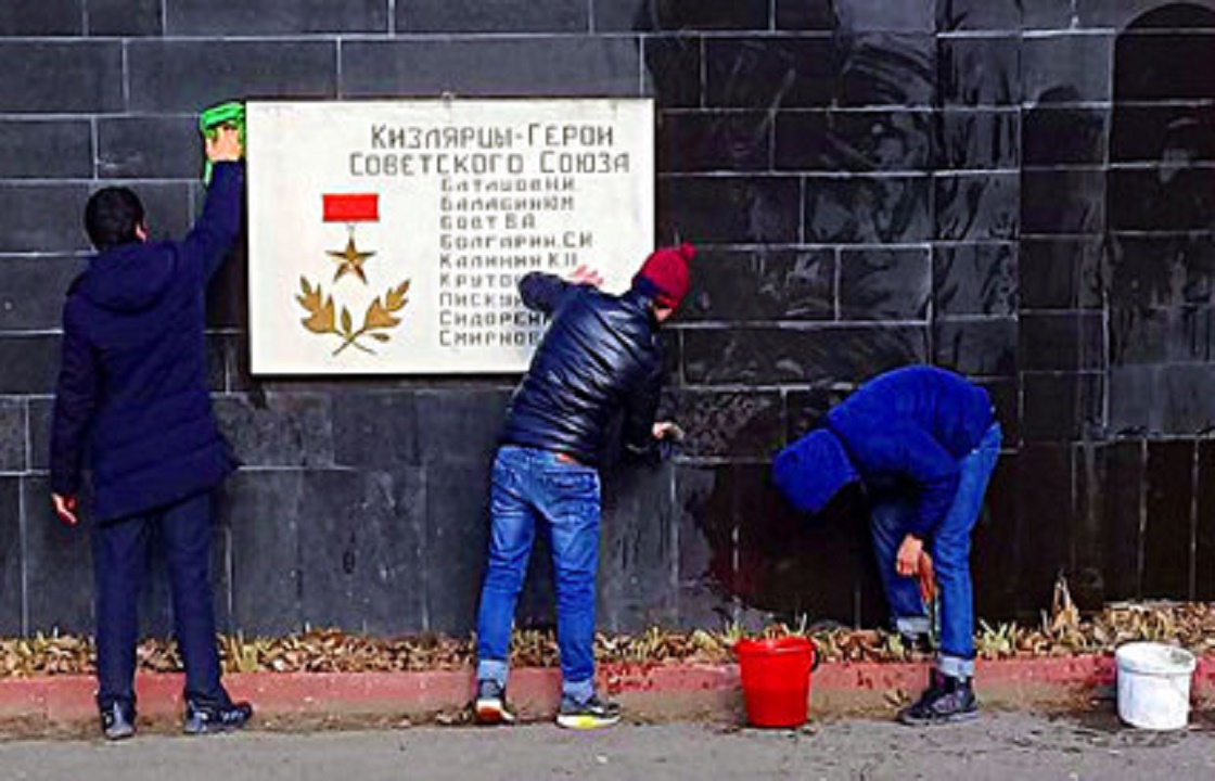 «Единая Россия» перевоспитает осквернивших мемориал в Кизляре подростков