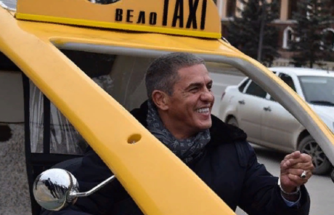 Звезда «Такси» Сами Насери снимает ролик про велотакси в Ингушетии. Фото. Видео