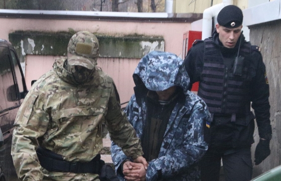 Порошенко сравнил арестованных украинских моряков с «чемоданом без ручки»