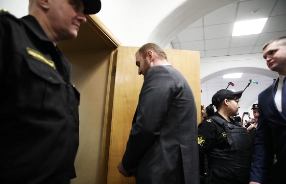 Суд оставил сенатора Арашукова в камере с террористом