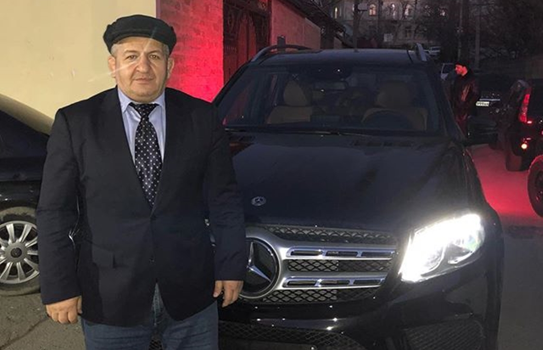 Кадыров подарил Нурмагомедову-старшему черный Mercedes. Видео
