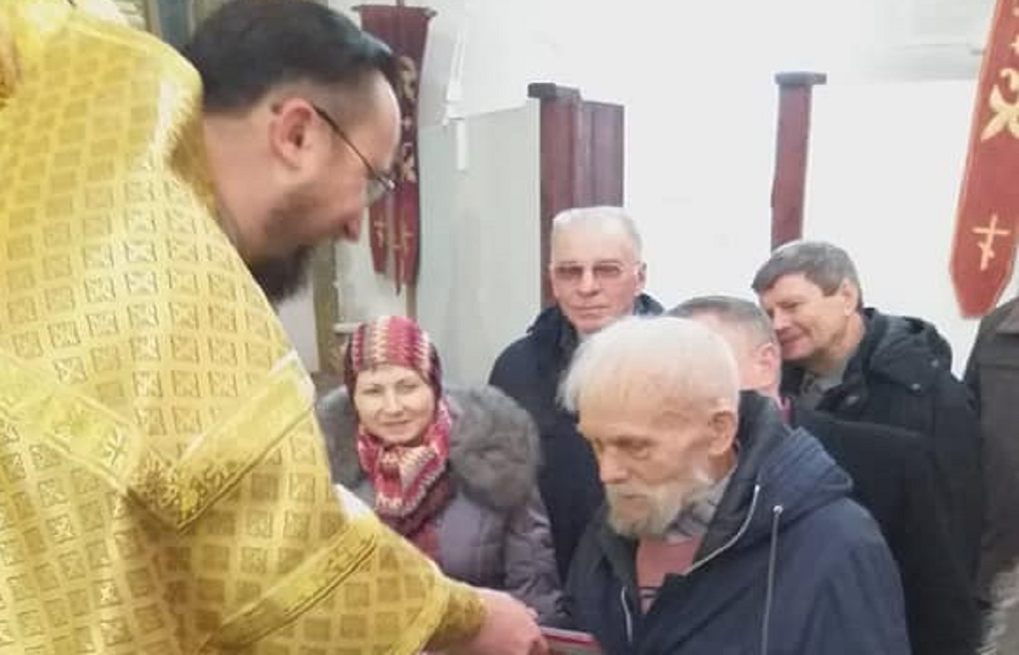 Священник отдал свою награду в честь Сталинградской битвы ветерану. Видео