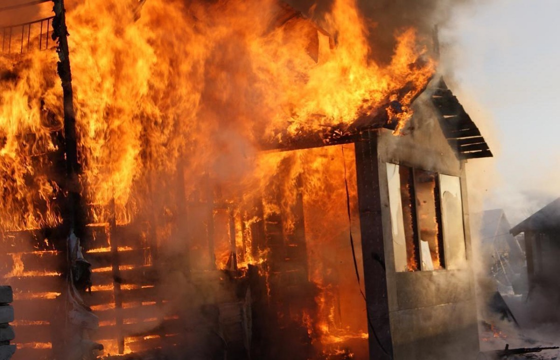 Трое мужчин заживо сгорели в Калмыкии во время застолья