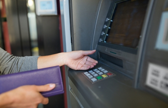 Россиянам установят единую комиссию за снятие наличных в банкоматах. Подробности