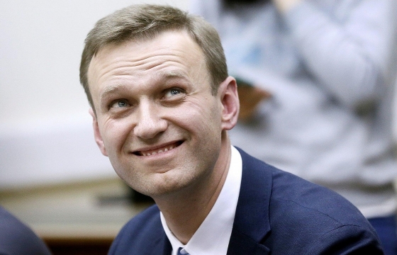 Навальный заставил коммунальщиков Ростова убрать грязный сугроб. Фото