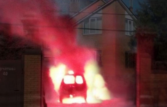 Веселые друзья сожгли иномарку, подаренную на 18-летие жителю Ростова