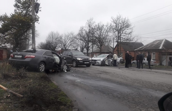 Toyota чиновников Северной Осетии на большой скорости врезалась в отечественное авто – СМИ