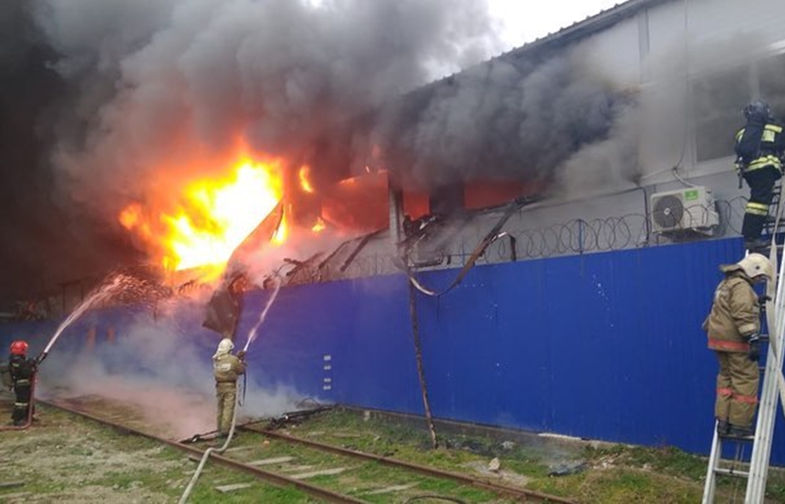 111 пожарных тушат огонь в промзоне Краснодара. Готовится авиация