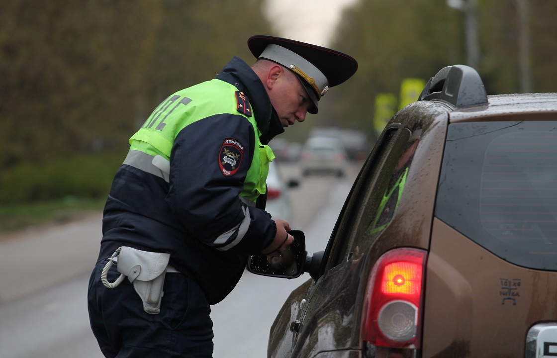 Инспекторы ДПС в Астрахани отпустили пьяного водителя за 15 тысяч