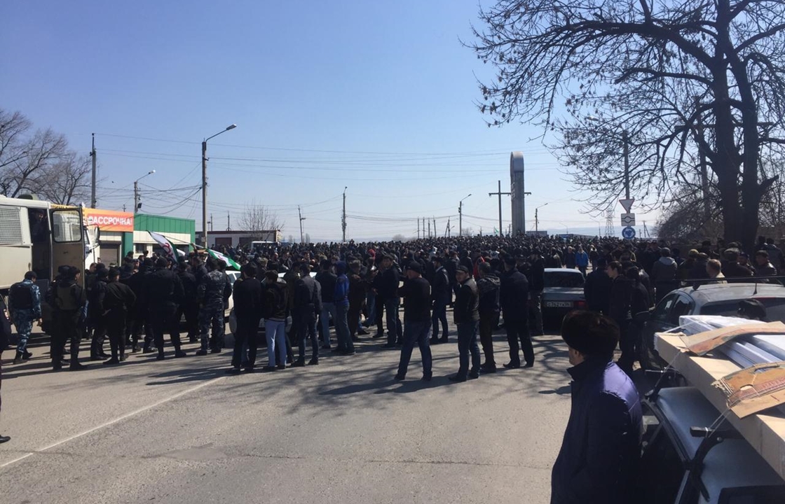 Без контроля: митингующие в Ингушетии перекрыли трассу «Кавказ». Видео