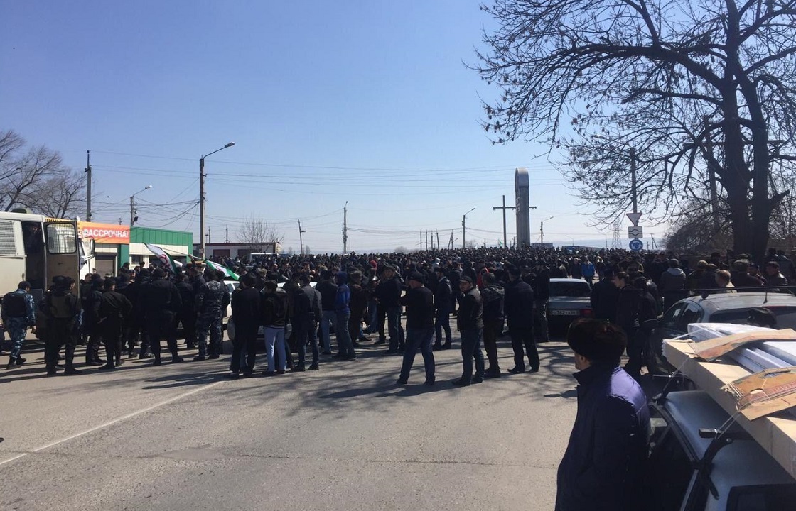 Лидеры протеста призвали митингующих уйти с перекрытой трассы перед Назранью