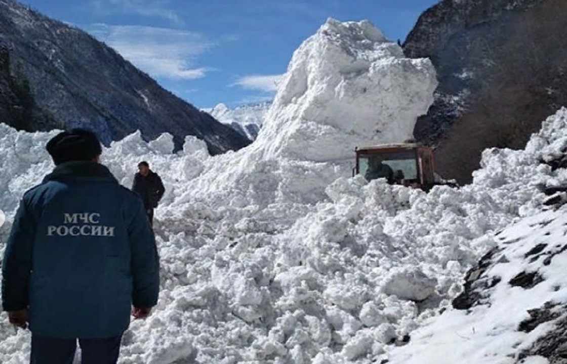 Снежная лавина сошла на высокогорную дорогу в Дагестане. Видео