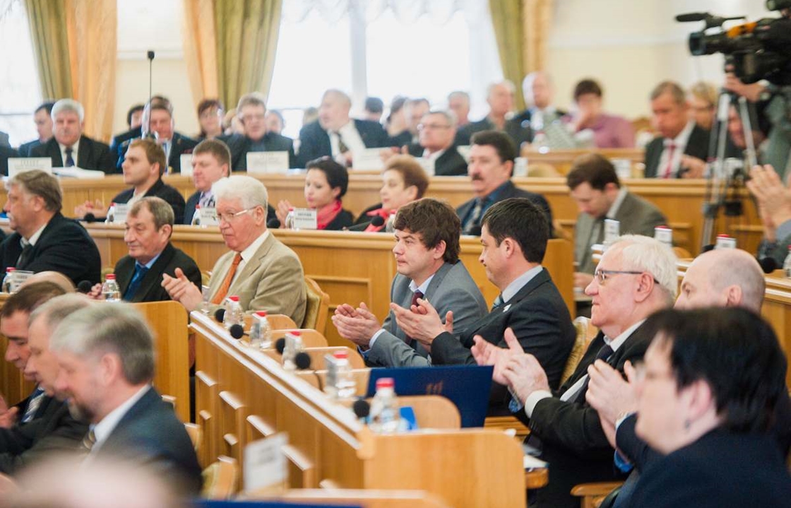 Поправки в Астраханской облдуме не запретили депутатам материться в интернете