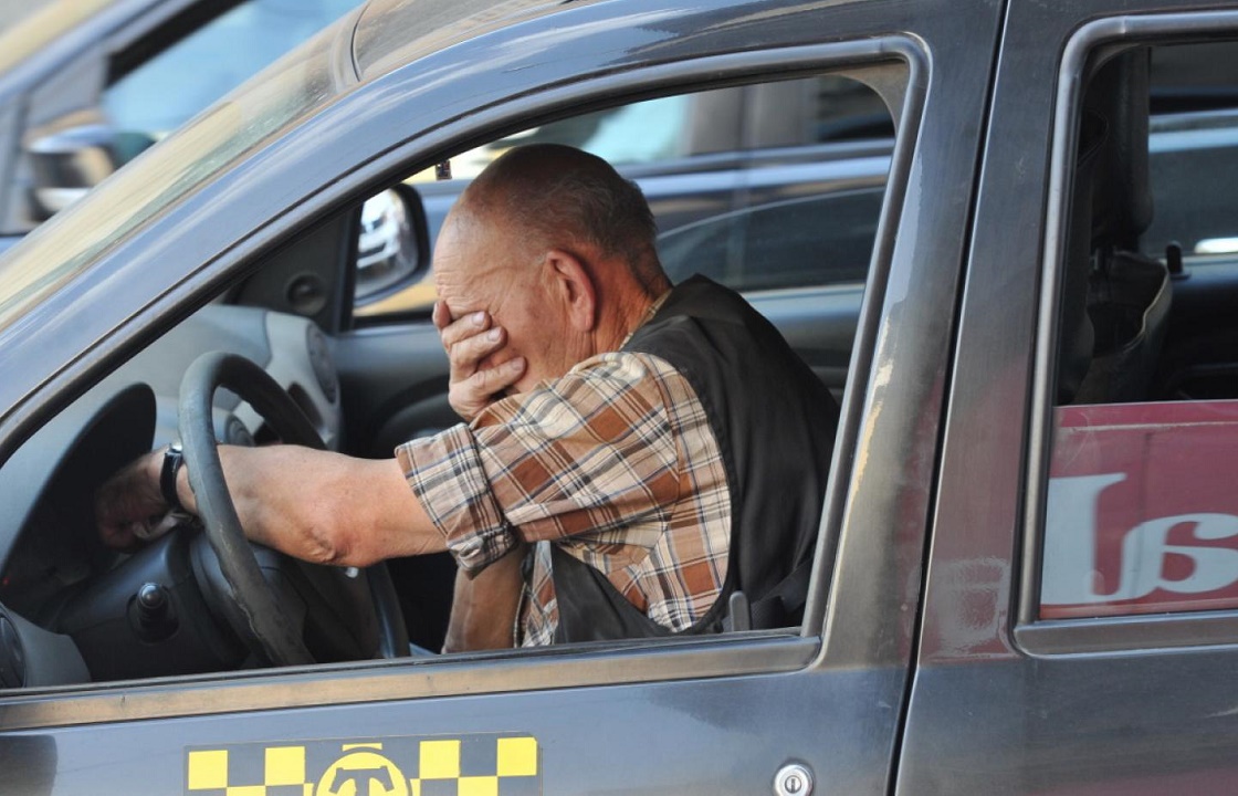 Помирив пенсионерку с мужем, таксист из Астрахани оставил их без денег