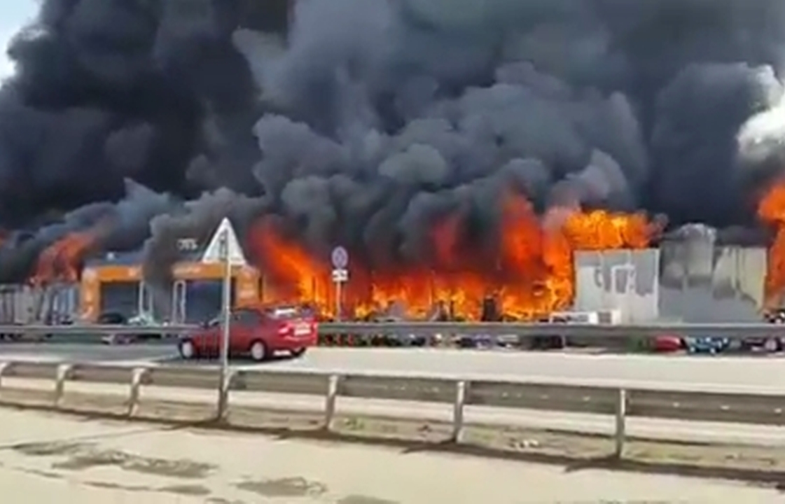 В Пятигорске огонь охватил 2,4 тыс кв метров магазина. Видео
