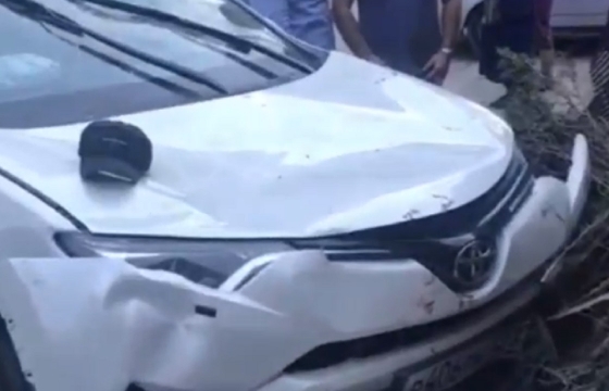 В Махачкале закидали камнями водителя, сбившую четырех пешеходов. Видео