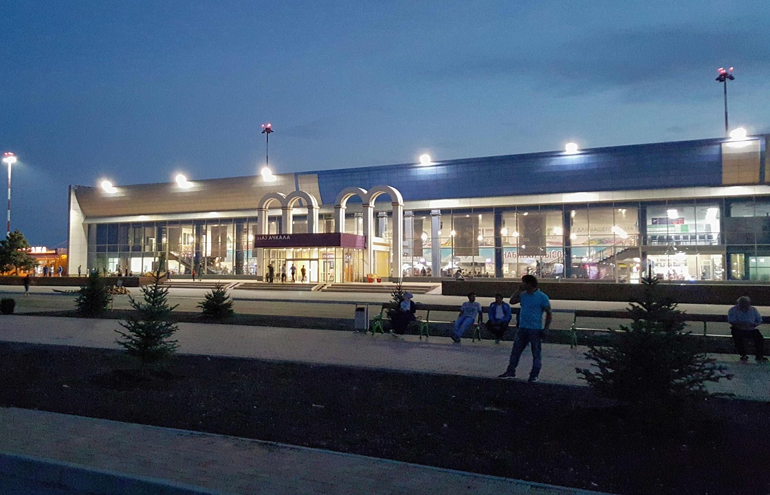 Лжетеррористы заминировали аэропорт и вокзалы Махачкалы