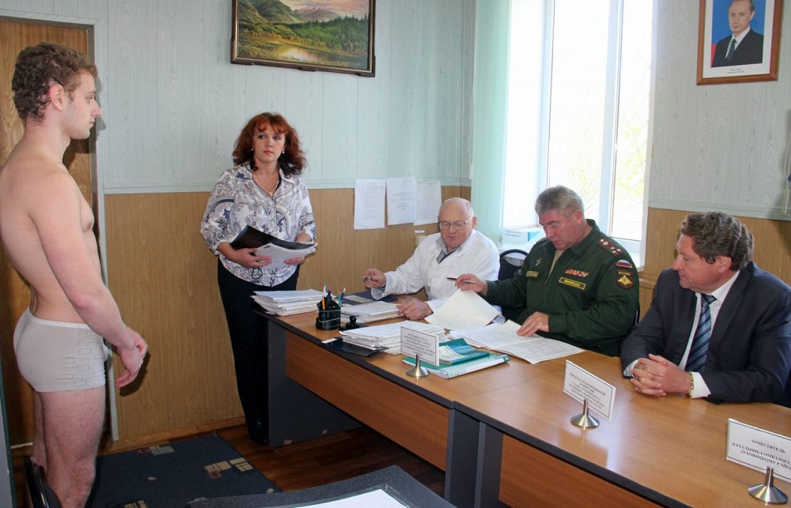 Минимальное наказание получил сотрудник военкомата из Волгограда, за взятку освободивший призывника
