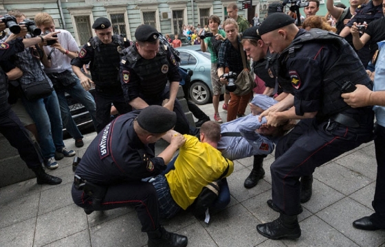 Избившим хулигана полицейским из Владикавказа грозит увольнение. Видео