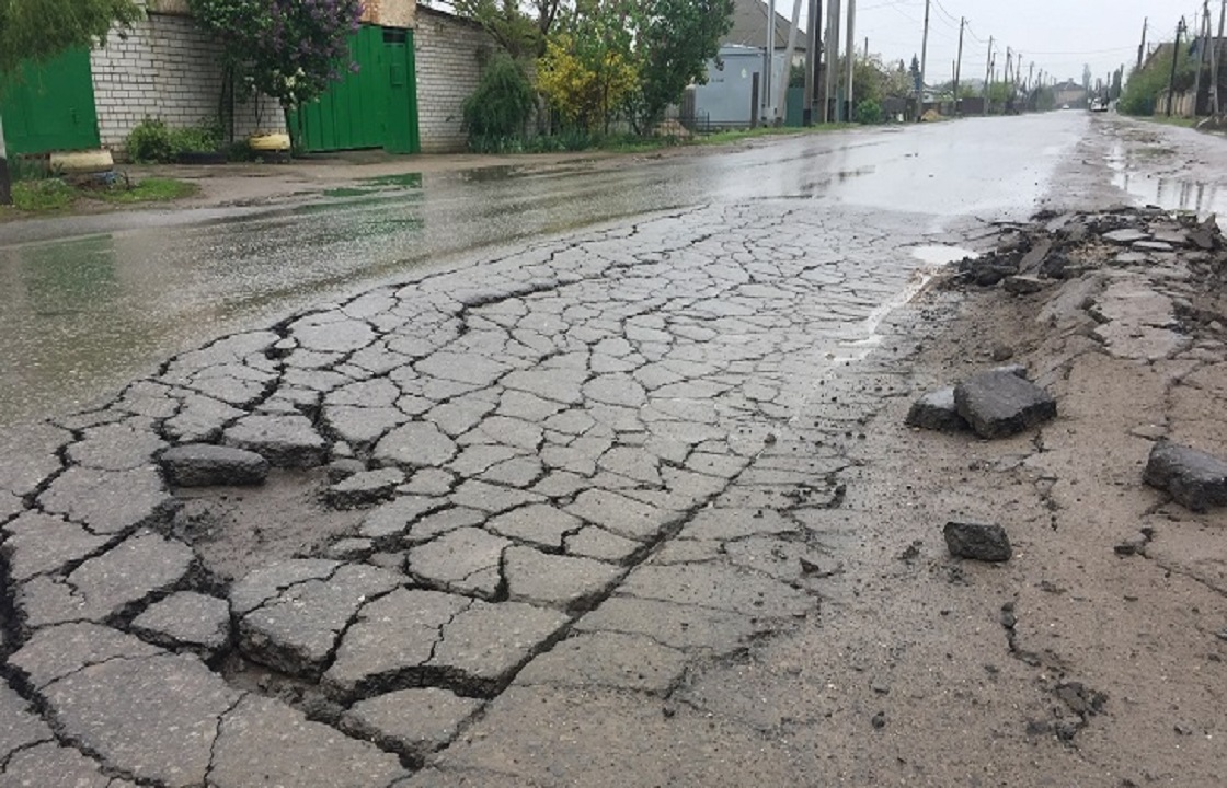 Построенная к ЧМ-2018 дорога в Волгограде рассыпается на кусочки. Фото