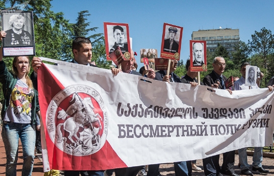 В Тбилиси участник «Бессмертного полка» задержан за красный флаг