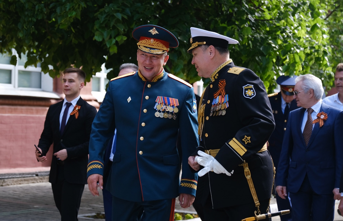 Морозов в генеральском мундире возложил венки в Астрахани. Фото