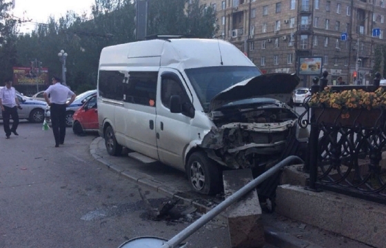 Десять человек пострадали в ДТП с маршруткой в Волгограде. Видео