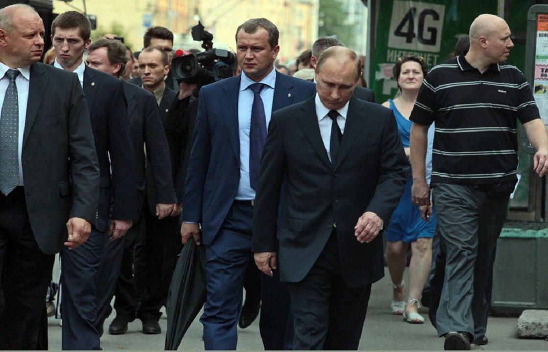 Носивший за Путиным зонтик астраханский губернатор за год заработал 3 млн
