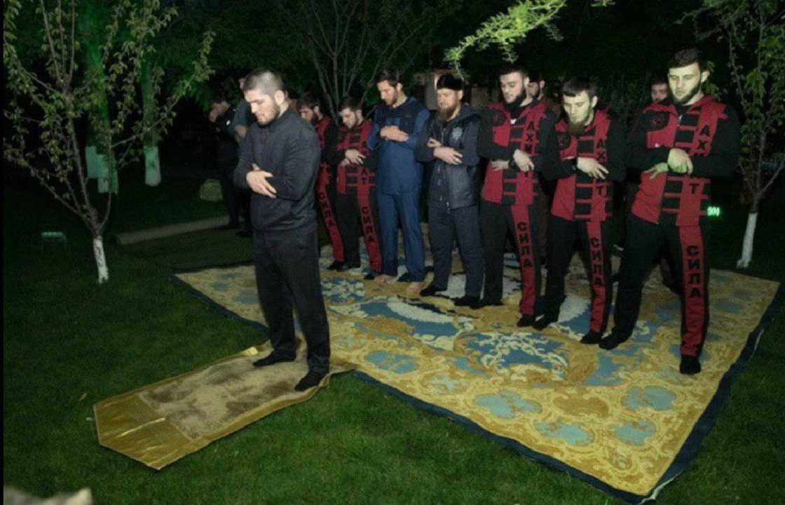 Хабиб Нурмагомедов помолился с Рамзаном Кадыровым и подарил ему кроссовки
