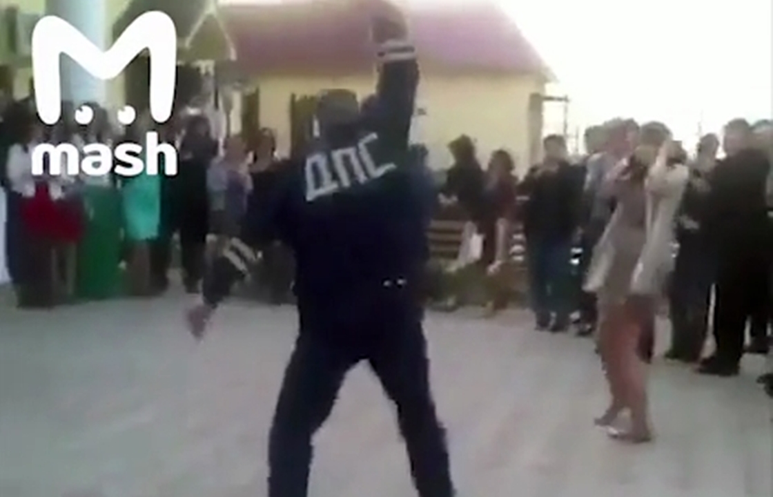 Полицейский в Кабардино-Балкарии станцевал лезгинку со стрельбой - медиа. Видео