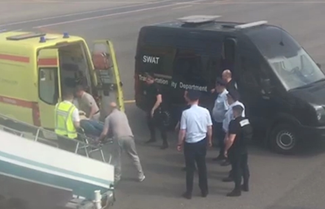 Самолет до Симферополя вернулся в столицу из-за дебошира с проломленной головой. Видео