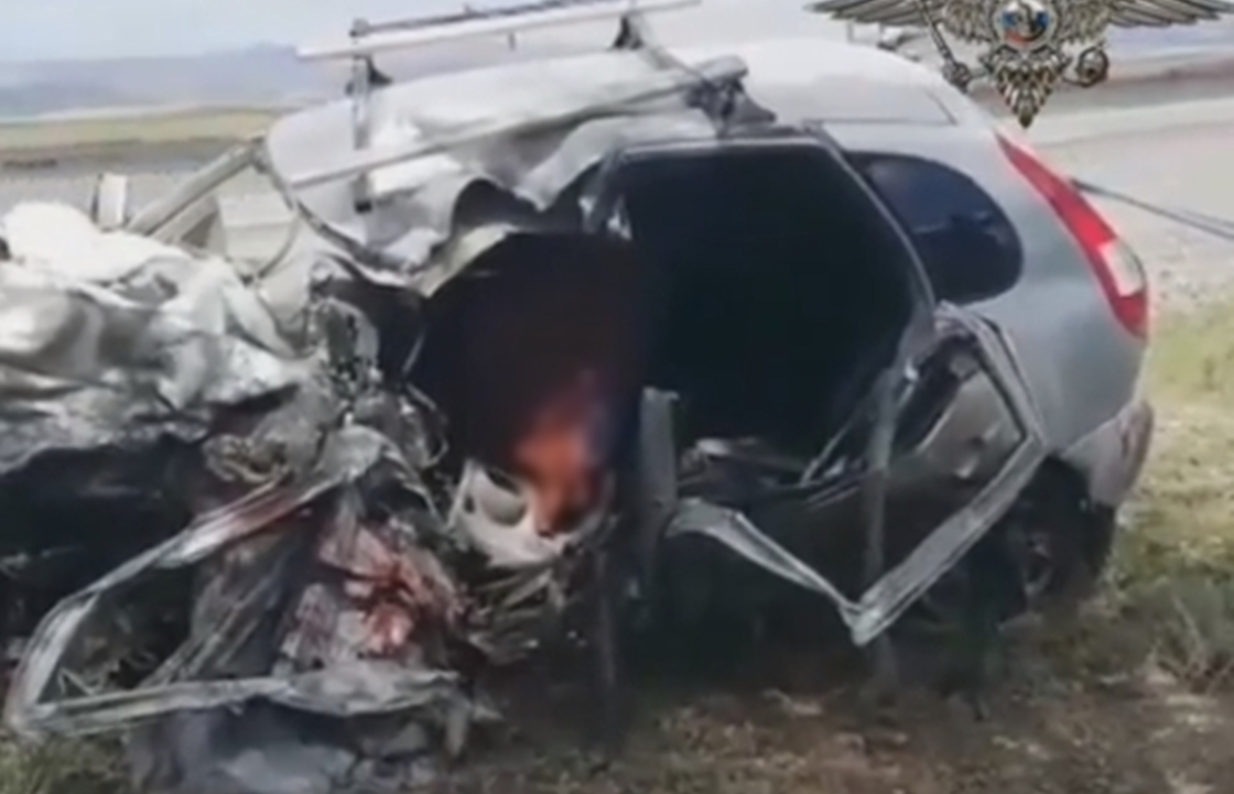 В лобовом столкновении легковушек в Дагестане погибло три человека. Видео
