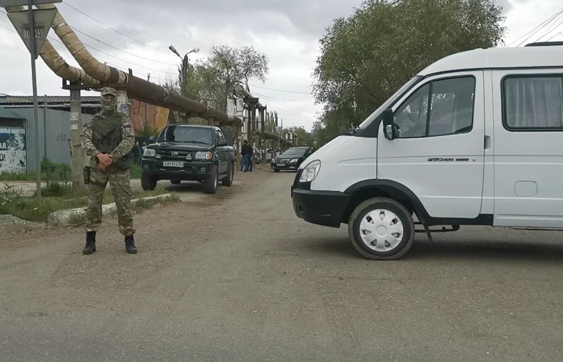 Вооруженные силовики блокировали дом в Астрахани – СМИ