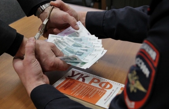 Керченских полицейских поймали на крупной взятке. Видео