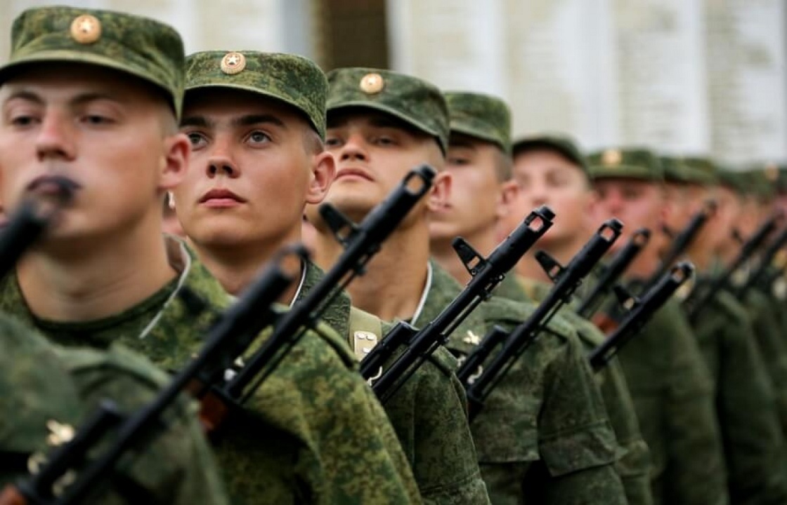 Служить бы рад: две трети россиян считают армию обязательной для юношей