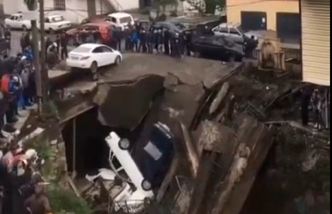 Во время молитвы в честь Ураза-Байрама в Дагестане обвалился мост с машинами. Видео