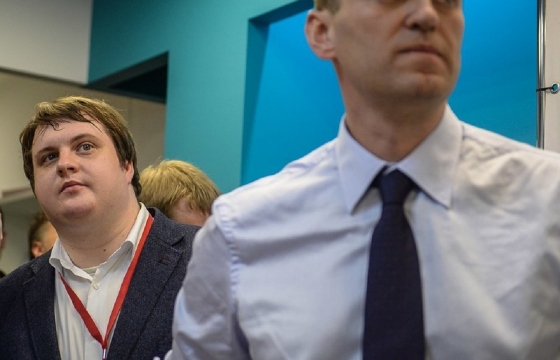Экс-руководителя штаба Навального в Волгограде передумали штрафовать за зеленую "Родину-мать"