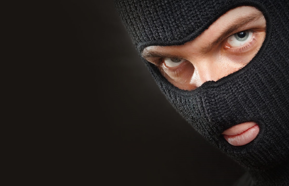 В Майкопе мужчина в маске ограбил две торговые точки