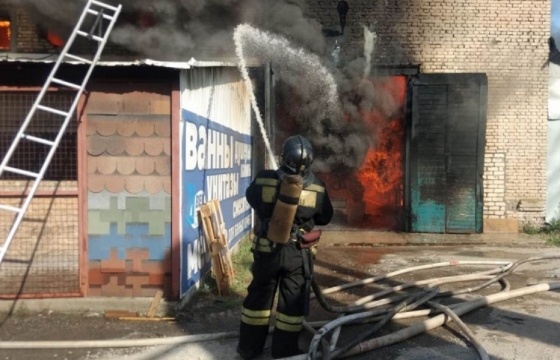 На месте крупного пожара на рынке Волгограда развернут штаб. Фото