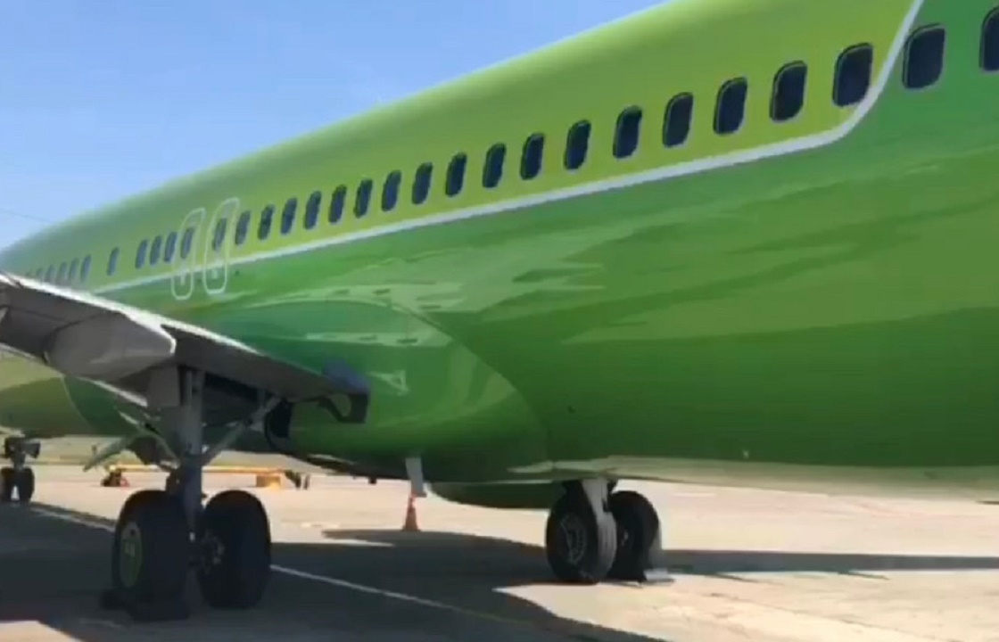 Самолет из Москвы зацепился за посадочную полосу в Краснодаре