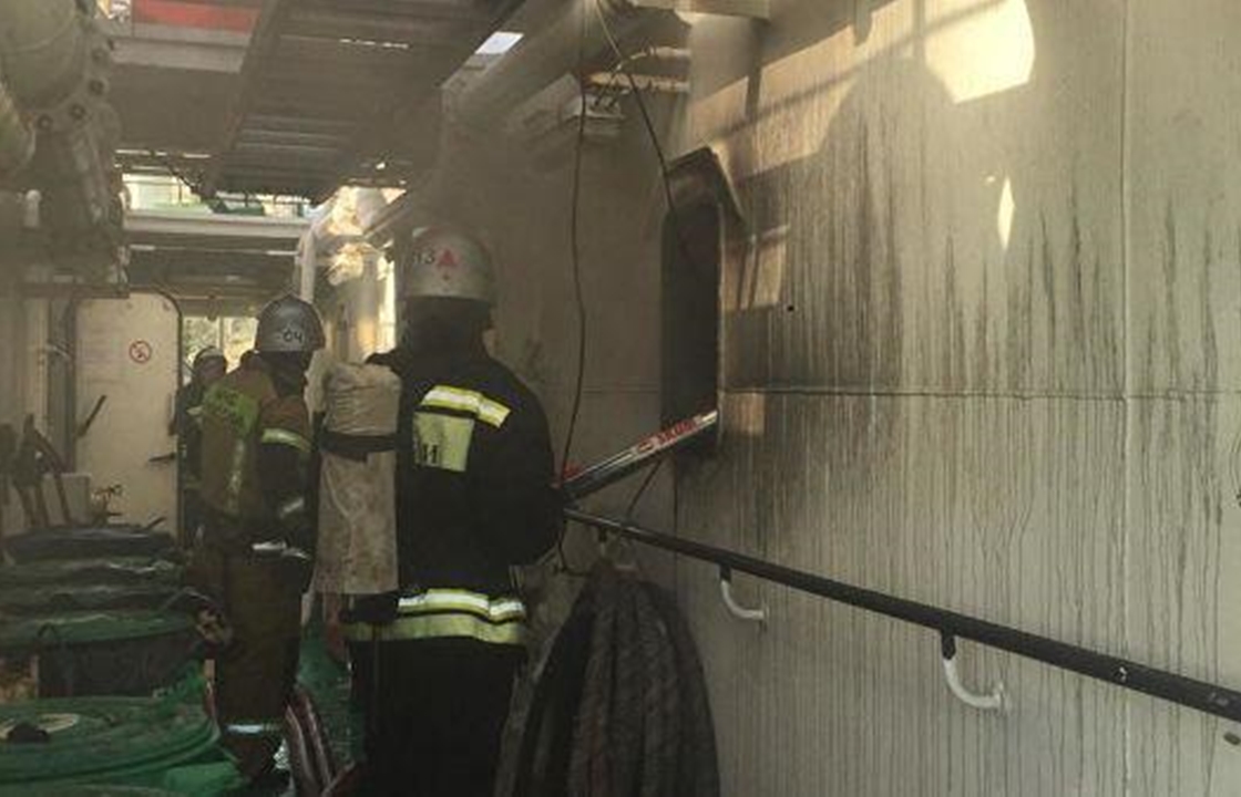 Пожар на борту танкера в Махачкале потушен – МЧС. Видео